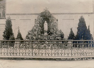 św. Urszula Ledóchowska - Grota M. B. z Lourdes w ogrodzie klasztoru krakowskiego wybudowana z inicjatywy M. Urszuli